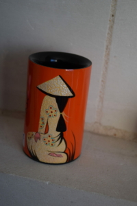 113. Pot à crayon orange, femme vietnamienne (10€)
