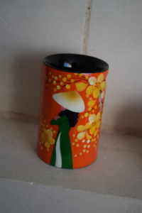 114. Pot à crayon orange, femme vietnamienne en vert (10€)
