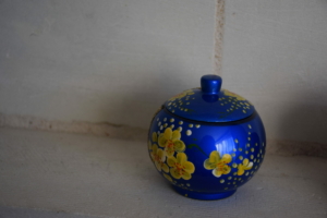 127. Petite boîte à fleurs avec couvercle, bleue (6€)