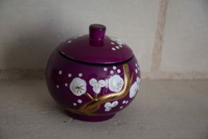 129. Petite boîte à fleurs avec couvercle, violet (6€)