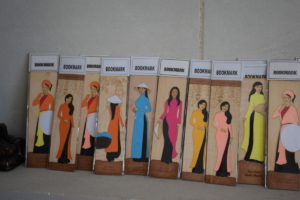135. Marque page en bois et origami, femmes (2,50€)