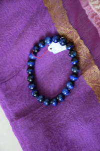 144. Bracelet bleu marine moyennes perles et petites (13€)