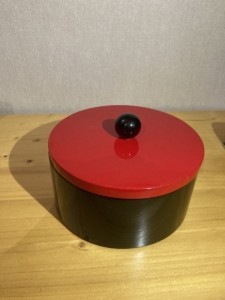 48. Grande boite laquée rouge (15€)