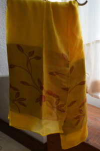 88. Foulard jaune avec feuilles dorées (14€)