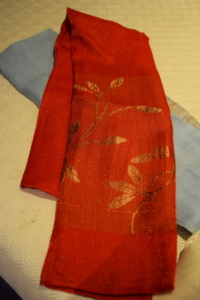 95. Foulard rouge avec feuilles dorées (14€)